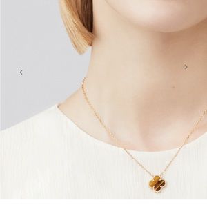 Van Cleef&Arpels Vintage Alhambra Pendant Tiger’s Eye 18K Gold